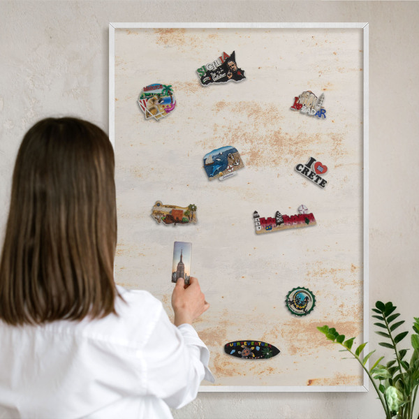 Magnettafel aus Metall für Souvenirs in weißem Rahmen Rostige Textur