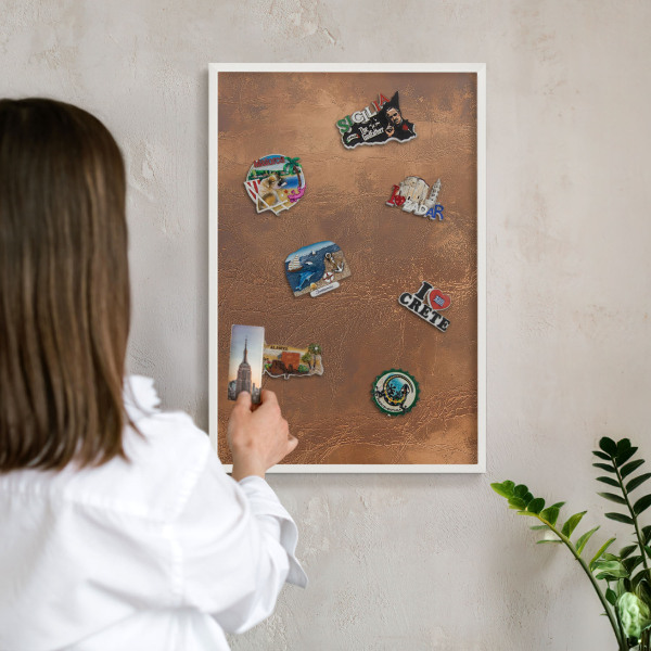 Wand-Magnettafel für Reisesouvenirs mit weißem Rahmen Braune Textur