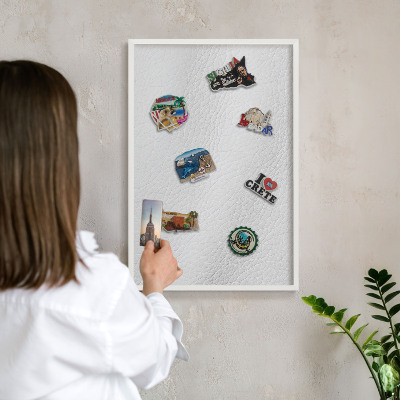 Magnettafel aus Metall für Souvenirs in weißem Rahmen Elegante Textur