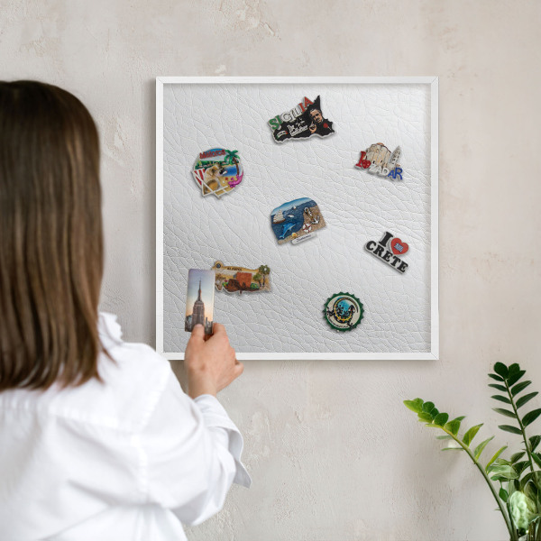 Magnettafel aus Metall für Souvenirs in weißem Rahmen Elegante Textur