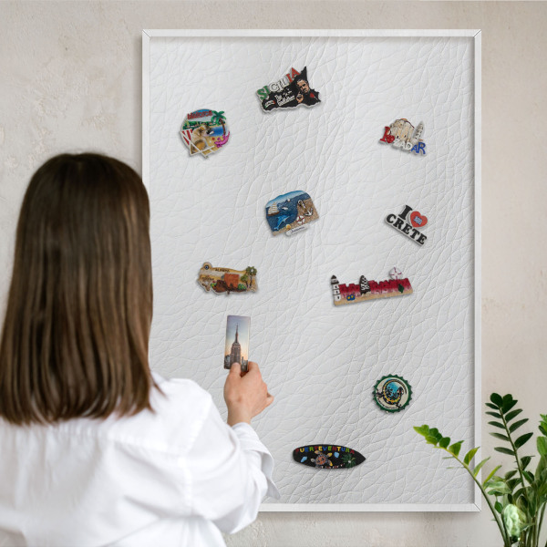 Magnettafel aus Metall für Souvenirs in weißem Rahmen Elegante Textur