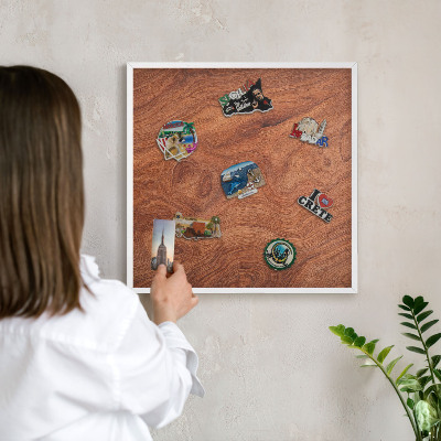 Wand-Magnettafel für Reisesouvenirs mit weißem Rahmen Holzmaserung