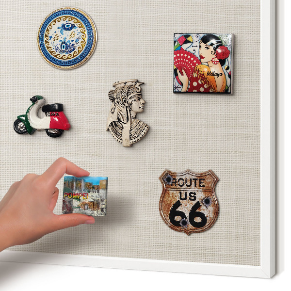Wand-Magnettafel für Reisesouvenirs mit weißem Rahmen Subtile Eleganz