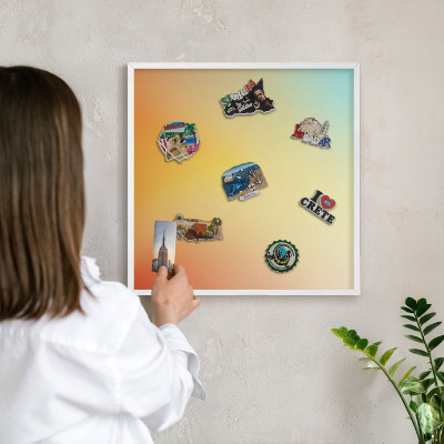 Magnettafel aus Metall für Souvenirs in weißem Rahmen Farbübergang