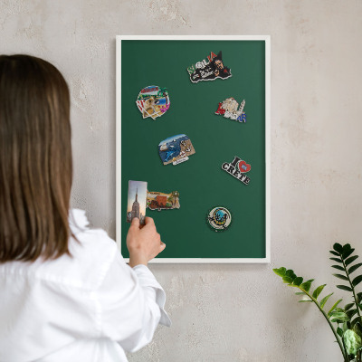 Magnettafel aus Metall für Souvenirs in weißem Rahmen Flaschengrün