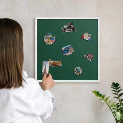 Magnettafel aus Metall für Souvenirs in weißem Rahmen Flaschengrün