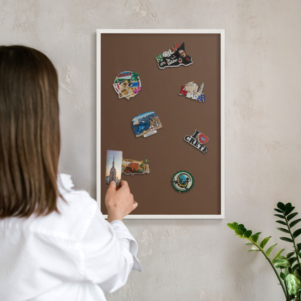 Magnettafel aus Metall für Souvenirs in weißem Rahmen Kastanienbraun