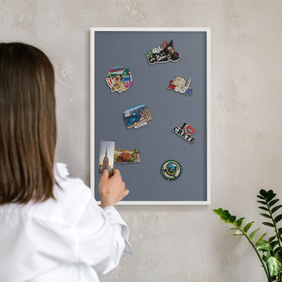 Wand-Magnettafel für Reisesouvenirs mit weißem Rahmen Kühles Grau