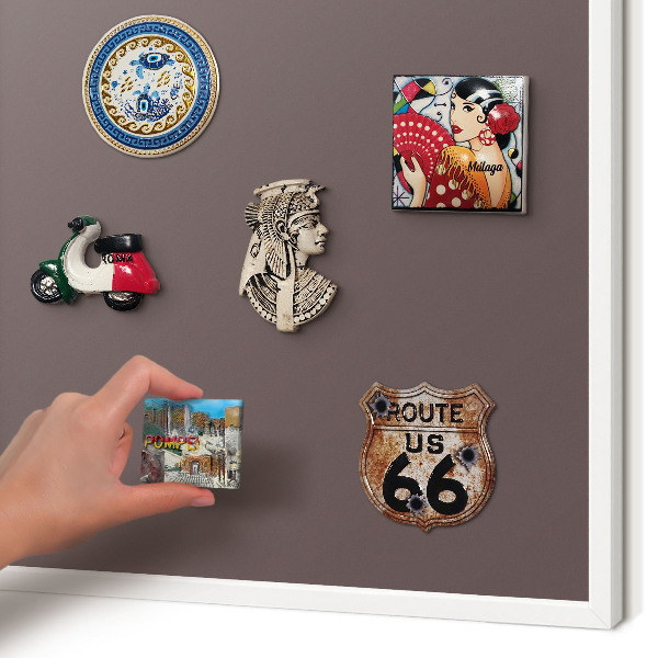 Magnettafel aus Metall für Souvenirs in weißem Rahmen Verblasstes Braun