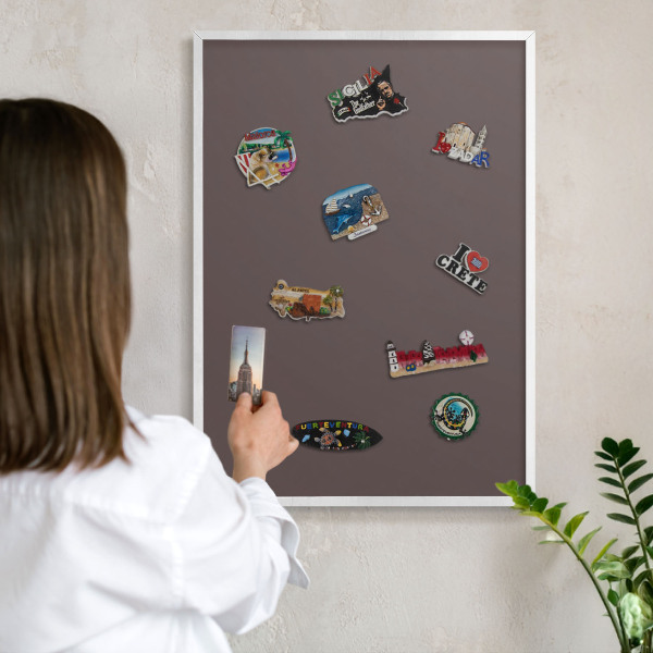 Magnettafel aus Metall für Souvenirs in weißem Rahmen Verblasstes Braun