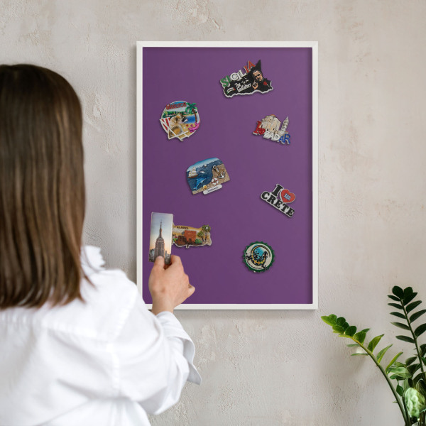 Wand-Magnettafel für Reisesouvenirs mit weißem Rahmen Kräftiges Lila