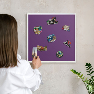 Wand-Magnettafel für Reisesouvenirs mit weißem Rahmen Kräftiges Lila
