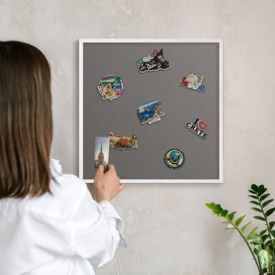 Magnettafel aus Metall für Souvenirs in weißem Rahmen Dunkelgrau