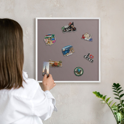 Wand-Magnettafel für Reisesouvenirs mit weißem Rahmen Aschbraun