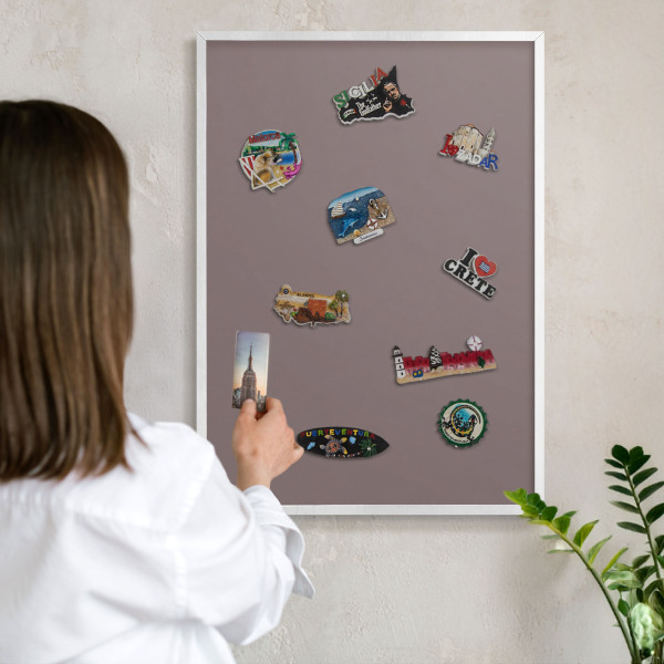 Wand-Magnettafel für Reisesouvenirs mit weißem Rahmen Aschbraun