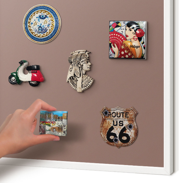 Magnettafel aus Metall für Souvenirs in weißem Rahmen Pastellbraun