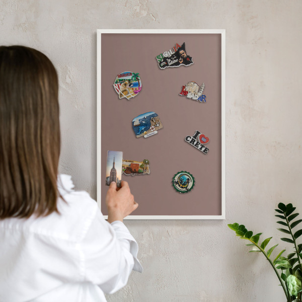 Magnettafel aus Metall für Souvenirs in weißem Rahmen Pastellbraun