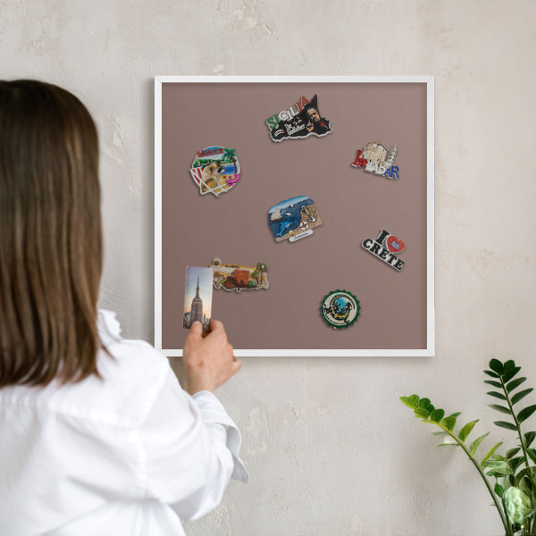 Magnettafel aus Metall für Souvenirs in weißem Rahmen Pastellbraun