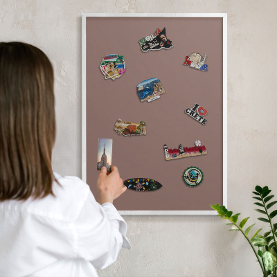 Magnettafel aus Metall für Souvenirs in weißem Rahmen Pastellbraun