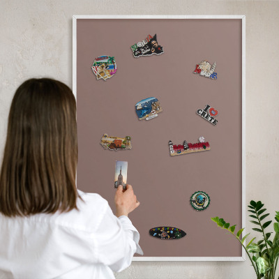 Magnettafel aus Metall für Souvenirs in weißem Rahmen Pastellbraun