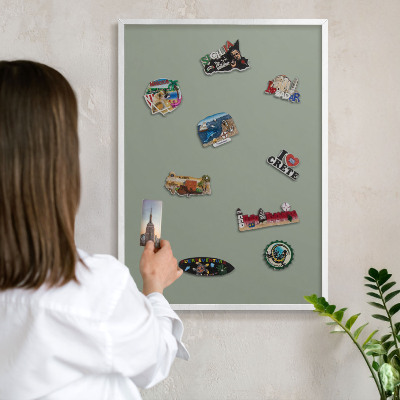 Wand-Magnettafel für Reisesouvenirs mit weißem Rahmen Salbei
