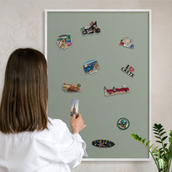 Wand-Magnettafel für Reisesouvenirs mit weißem Rahmen Salbei