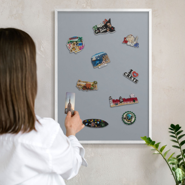 Wand-Magnettafel für Reisesouvenirs mit weißem Rahmen Zartes Grau
