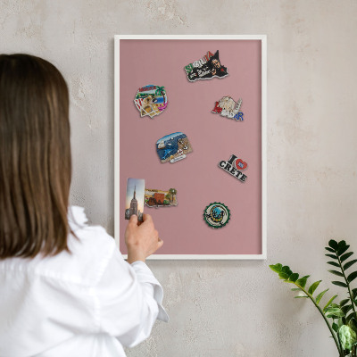 Wand-Magnettafel für Reisesouvenirs mit weißem Rahmen Pastellrosa