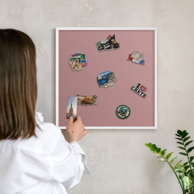 Wand-Magnettafel für Reisesouvenirs mit weißem Rahmen Pastellrosa