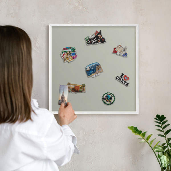 Magnettafel aus Metall für Souvenirs in weißem Rahmen Warmes Grau