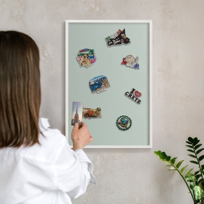 Wand-Magnettafel für Reisesouvenirs mit weißem Rahmen Hellminz
