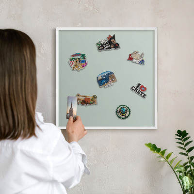 Wand-Magnettafel für Reisesouvenirs mit weißem Rahmen Hellminz