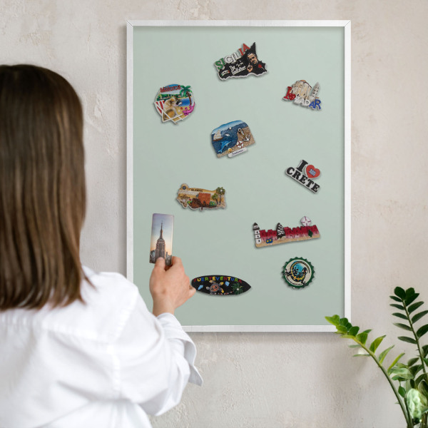 Wand-Magnettafel für Reisesouvenirs mit weißem Rahmen Hellminz