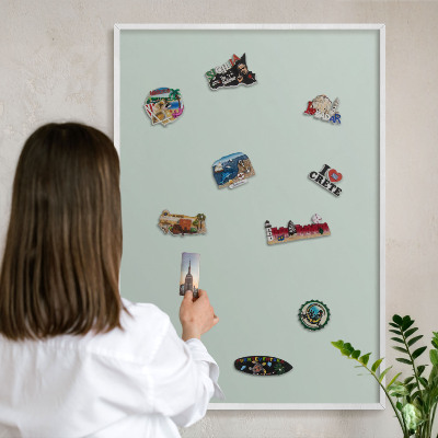 Wand-Magnettafel für Reisesouvenirs mit weißem Rahmen Hellminz