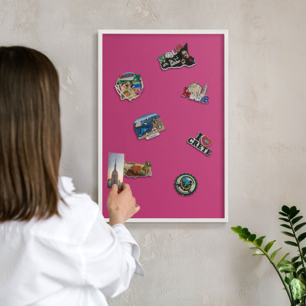 Magnettafel aus Metall für Souvenirs in weißem Rahmen Intensives Rosa