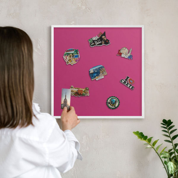 Magnettafel aus Metall für Souvenirs in weißem Rahmen Intensives Rosa