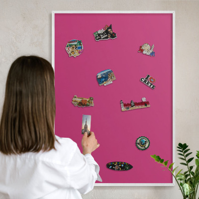 Magnettafel aus Metall für Souvenirs in weißem Rahmen Intensives Rosa