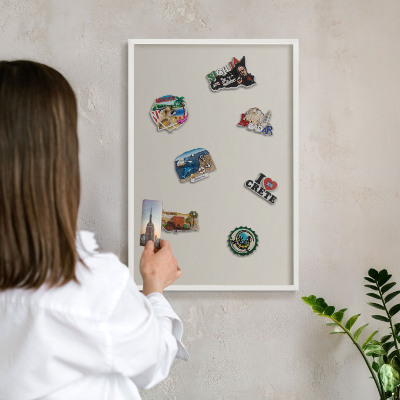Magnettafel aus Metall für Souvenirs in weißem Rahmen Warmer Stein