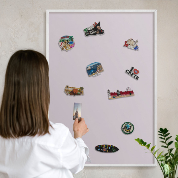 Magnettafel aus Metall für Souvenirs in weißem Rahmen Helllila