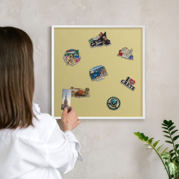 Magnettafel aus Metall für Souvenirs in weißem Rahmen Vintage-Gelb