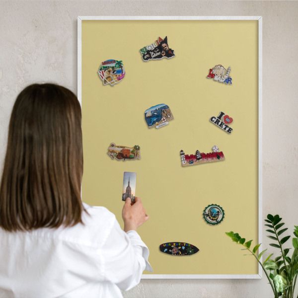 Magnettafel aus Metall für Souvenirs in weißem Rahmen Vintage-Gelb