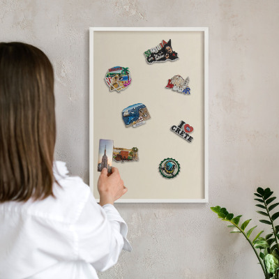 Magnettafel aus Metall für Souvenirs in weißem Rahmen Heller Stein