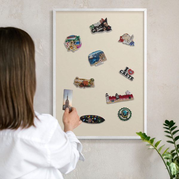 Magnettafel aus Metall für Souvenirs in weißem Rahmen Heller Stein