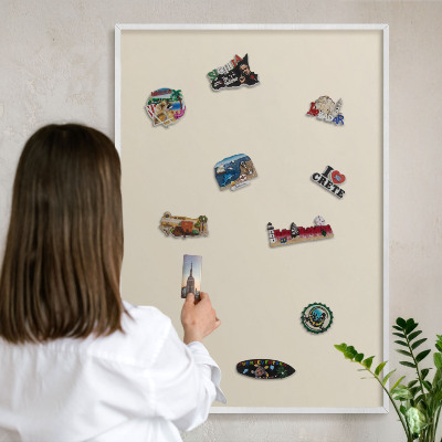 Magnettafel aus Metall für Souvenirs in weißem Rahmen Heller Stein