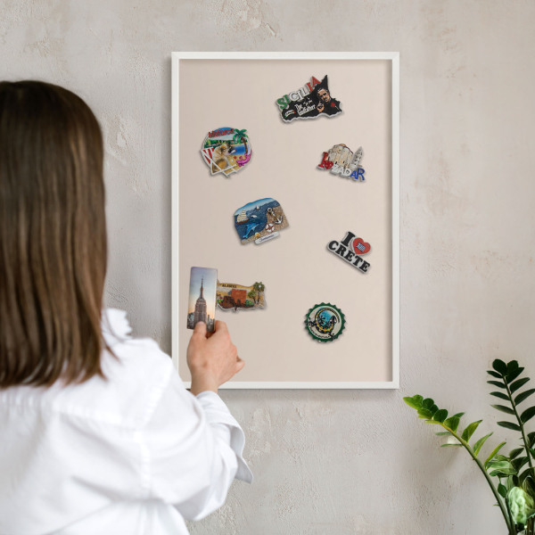 Wand-Magnettafel für Reisesouvenirs mit weißem Rahmen Warmes Beige