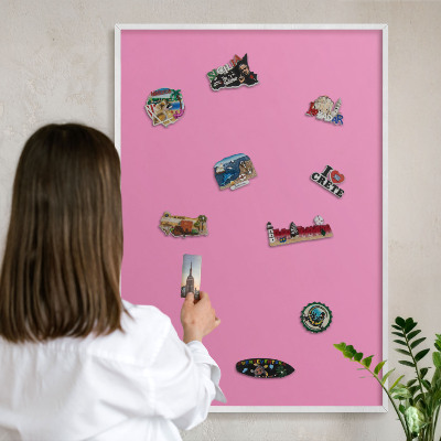 Magnettafel aus Metall für Souvenirs in weißem Rahmen Kühles Rosa