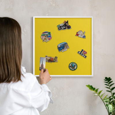 Wand-Magnettafel für Reisesouvenirs mit weißem Rahmen Intensives Gelb