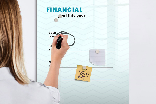 Magnettafel zum schreiben Finanzplan für dieses Jahr