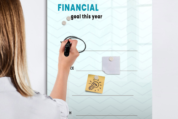 Magnettafel zum schreiben Finanzplan für dieses Jahr