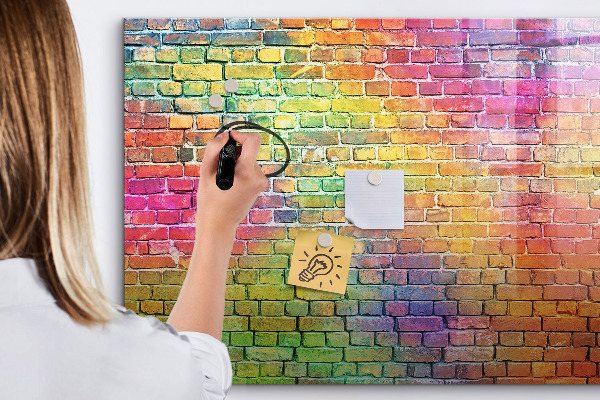 Magnettafel zum schreiben Eine farbenfrohe Wand mit Platz für Fotos